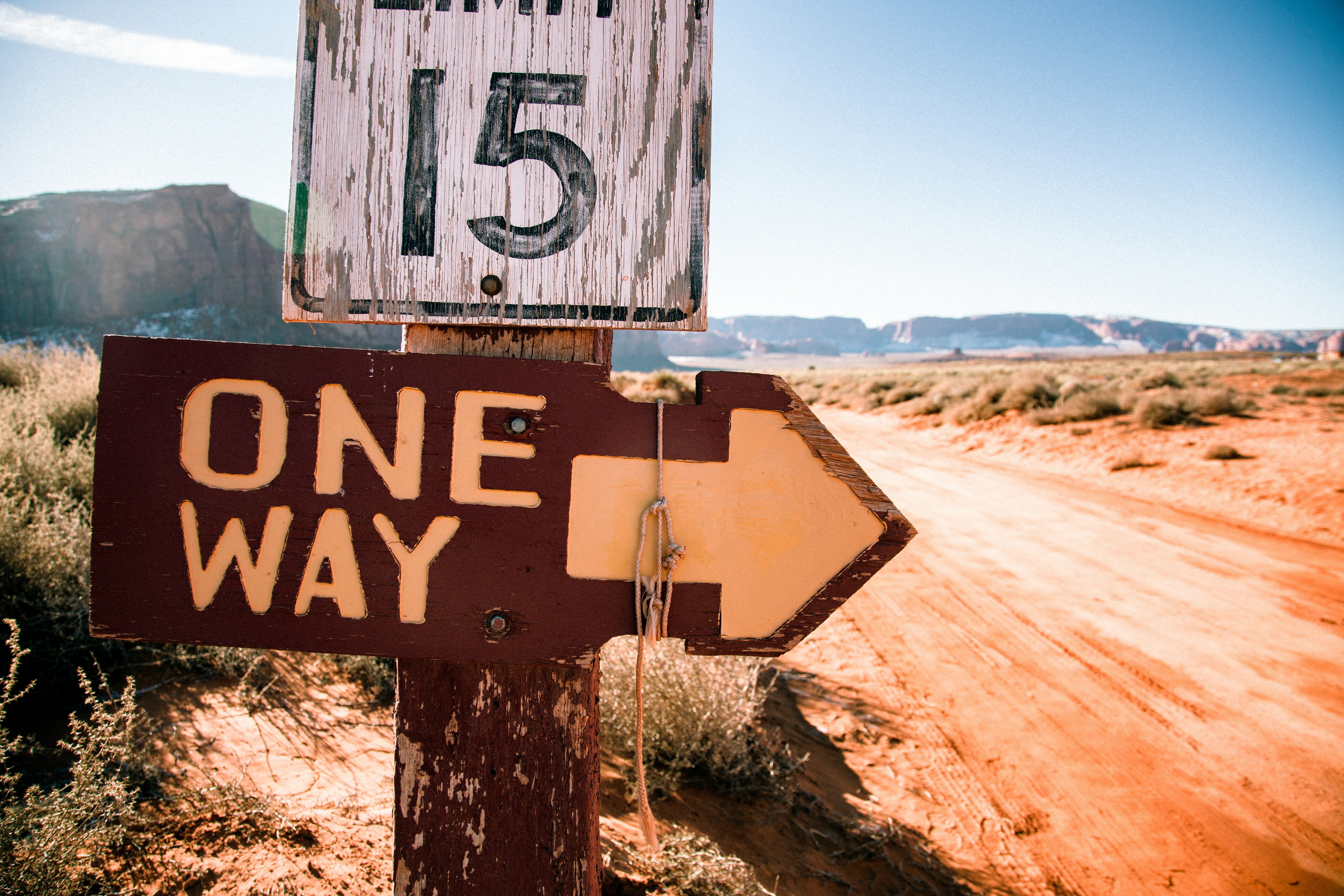 One way sign pointing right side